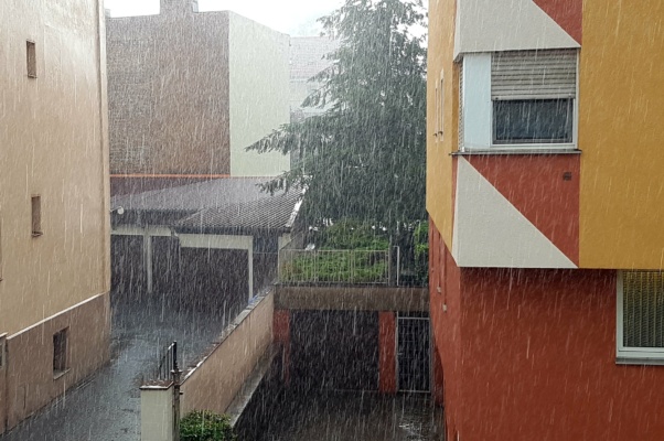 Empresa de saneamento é responsável por casa atingida por esgoto
