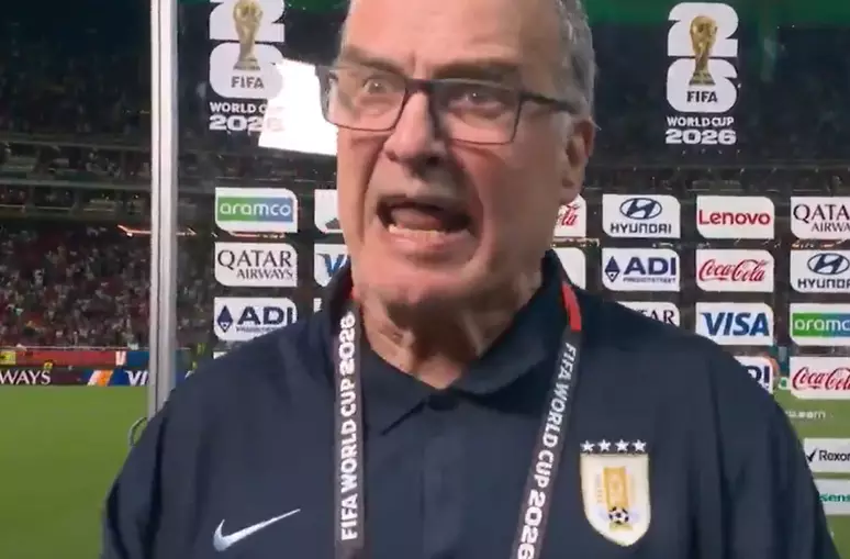 Treinador do Uruguai, Bielsa dá chilique com repórter após vexame na Copa do Mundo