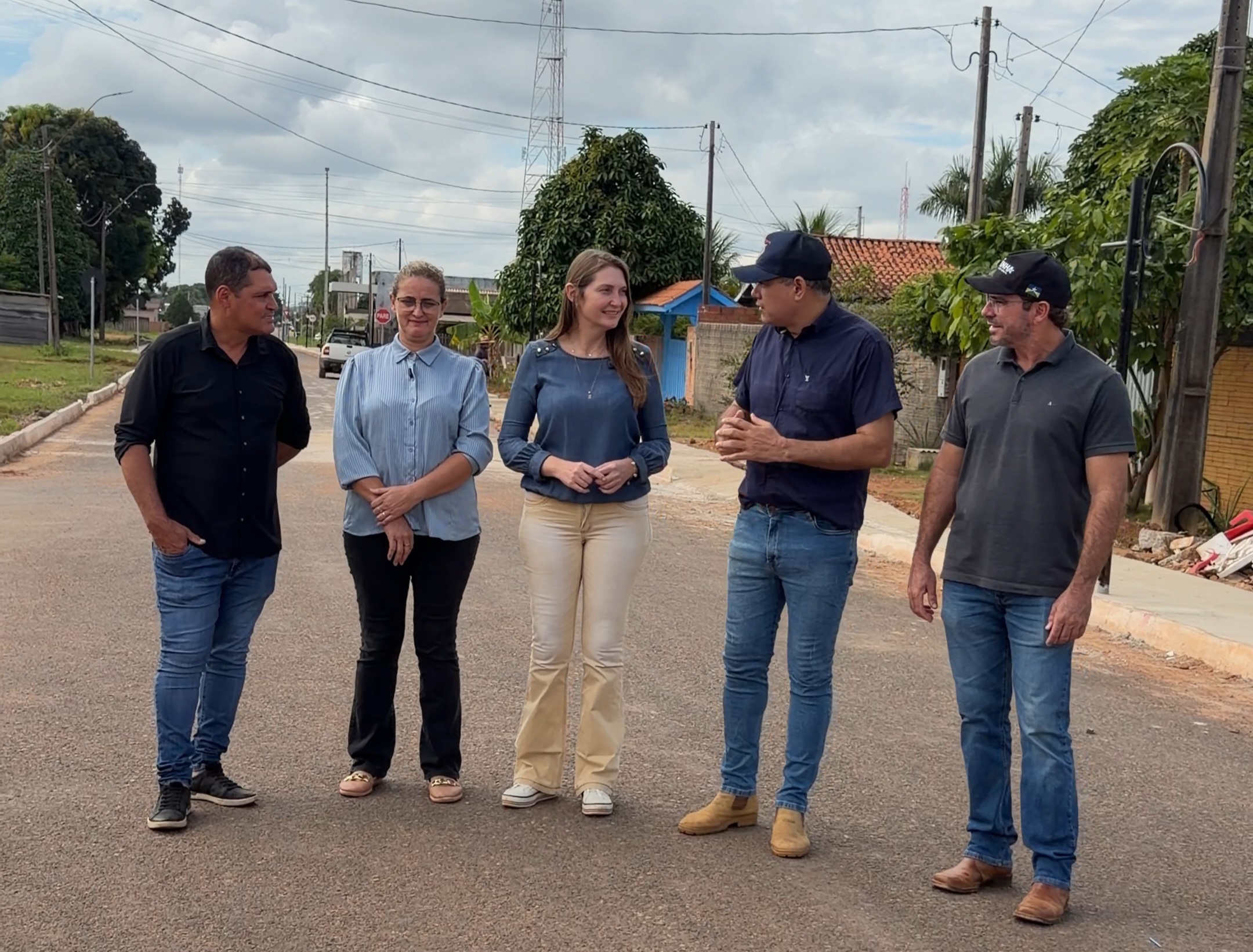 Deputada Gislaine Lebrinha acompanha obra de calçadas em Seringueiras
