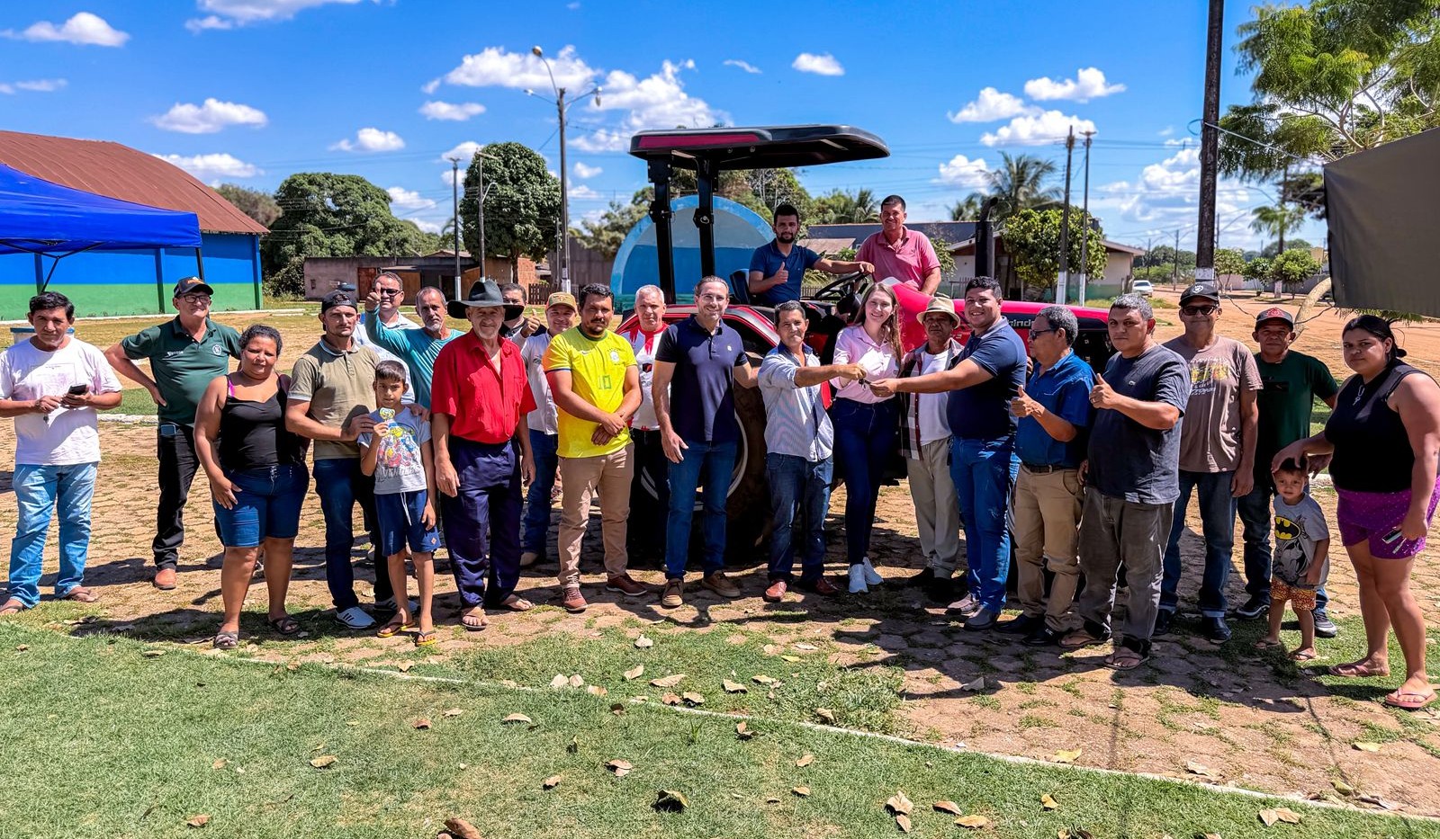 Deputada Lebrinha Destina Trator para Produtores da Asprorural em Triunfo
