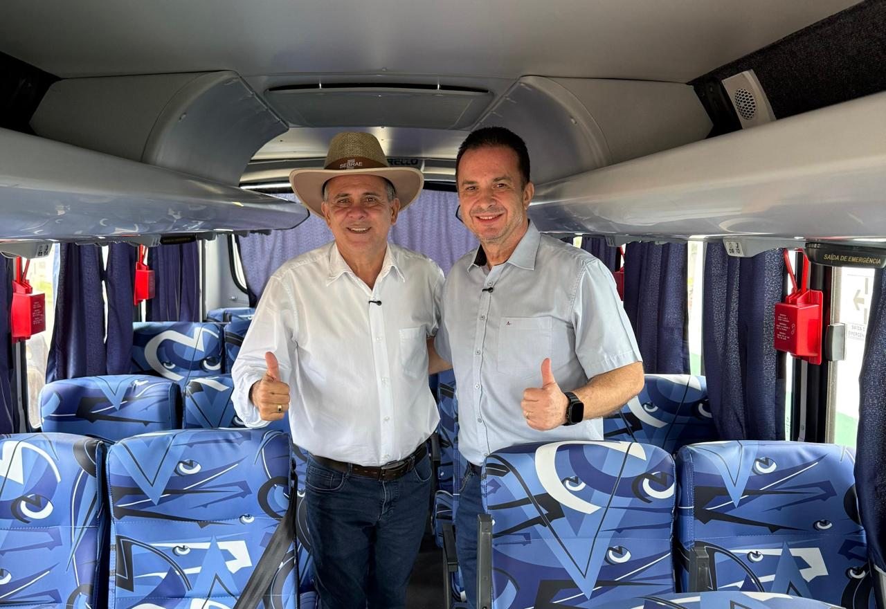 Dr. Luís do Hospital entrega micro-ônibus para fortalecer transporte escolar em Buritis


