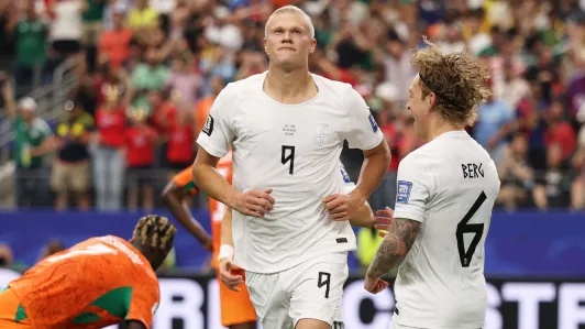 Haaland decide, Noruega bate Costa do Marfim e será adversária do Brasil nas oitavas de final
