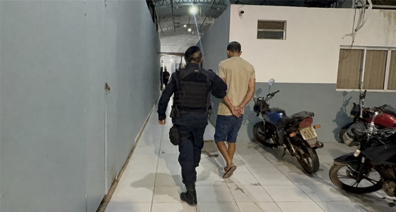 Advogado é preso por agredir ex e expulsá-la de carro em movimento