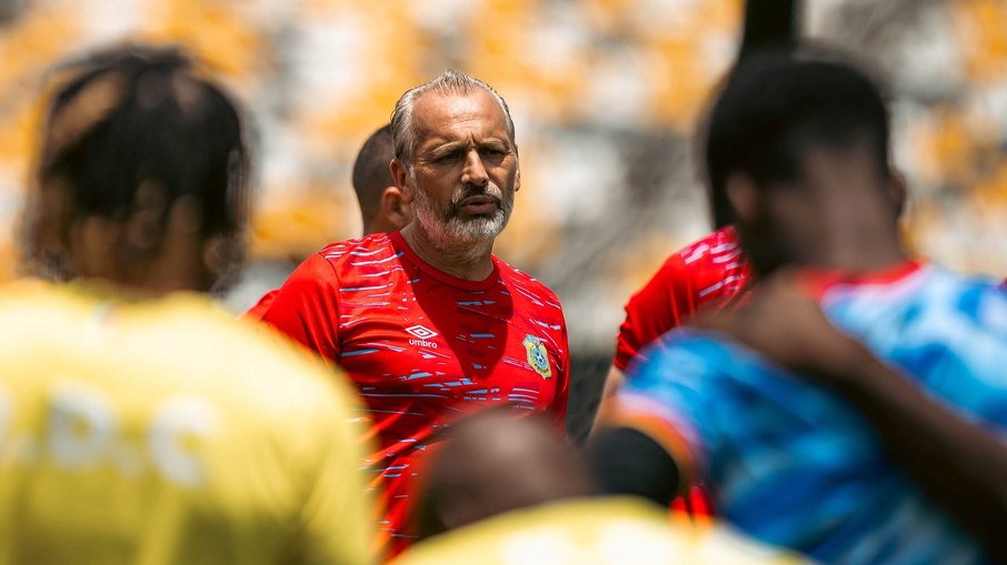 Técnico é informado por assessor sobre morte do pai durante coletiva da Copa do Mundo
