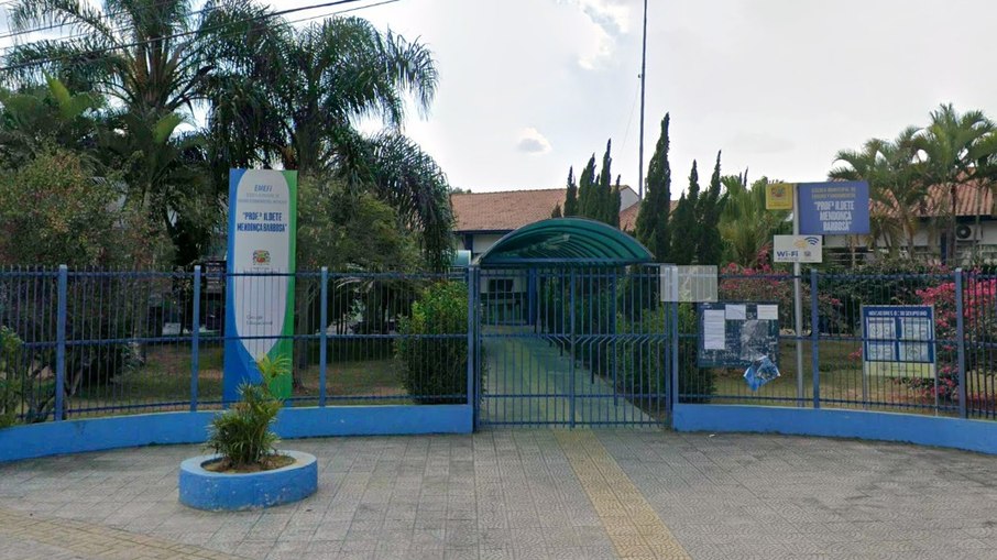 Professora desabafa após aluno por vidro no copo dela na sala de aula: "Uma dor muito grande"