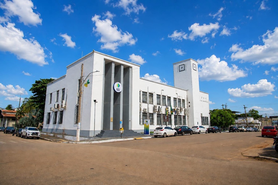 Prefeitura regulamenta concursos para reconhecer servidores e estagiários