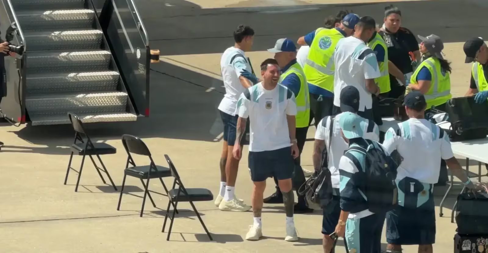 Messi passa por revista em aeroporto e acaba viralizando nas redes sociais

