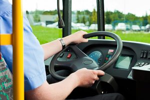 Dirigir o ônibus e cobrar as passagens não configura acúmulo de função
