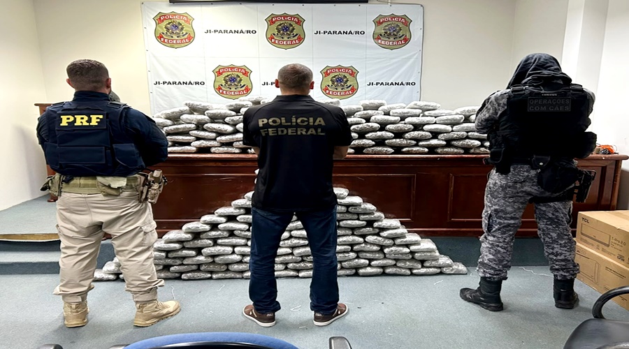 Motorista avança contra bloqueio policial e acaba preso com 166 kg de maconha em RO