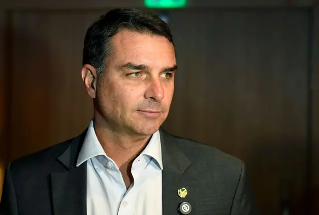 Flávio Bolsonaro viaja aos EUA e promete defender Pix em audiência sobre tarifas
