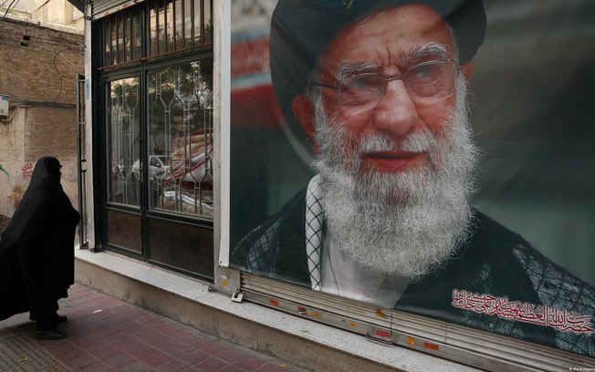 Irã transforma funeral de aiatolá Ali Khamenei em demonstração de poder no Oriente Médio
