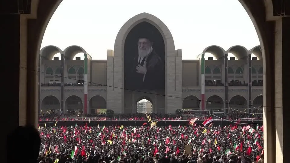 Milhares de iranianos comparecem ao funeral do líder supremo Ali Khamenei neste sábado, 04
