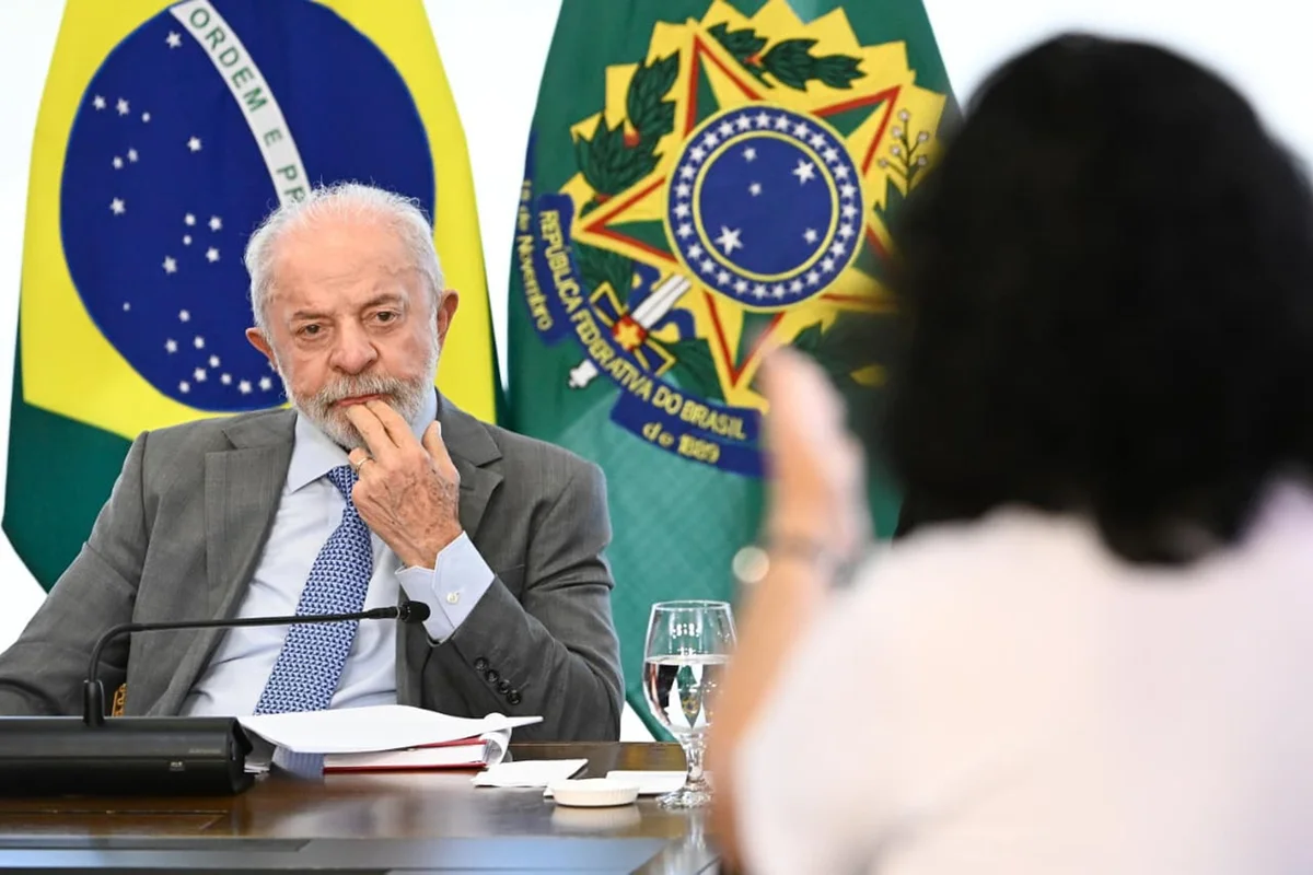 A 90 dias da eleição, direita rachada favorece presidente Lula, que sofre pressão de tarifaço
