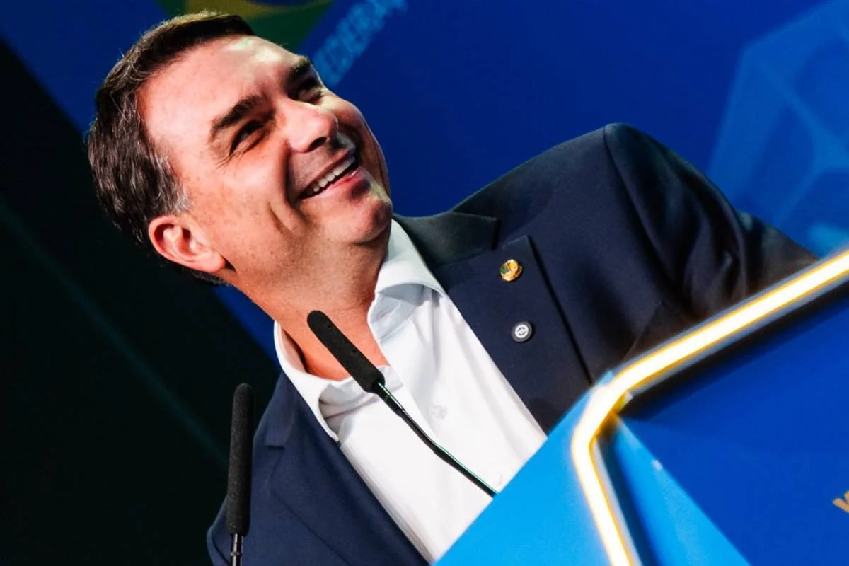 Nos EUA, Flávio diz que vai "reverter o estrago" de Lula e evitar tarifaço contra o Brasil