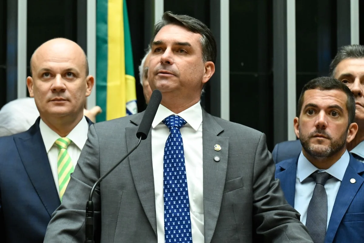 Nos EUA, Flávio busca barrar discurso de soberania de Lula e evitar taxação contra empresas 