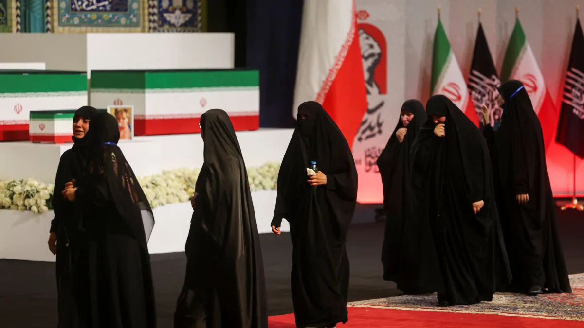 Iranianos pedem vingança contra Trump e israelenses durante cortejo de Ali Khamenei
