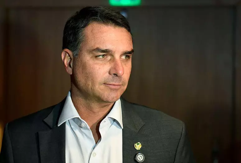 Flávio defende o Brasil em audiência contra tarifas dos EUA; Governo Lula não manda ninguém