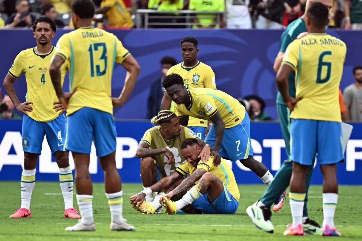 Após mais uma vergonha em Copas, maioria dos jogadores da seleção nem volta ao Brasil