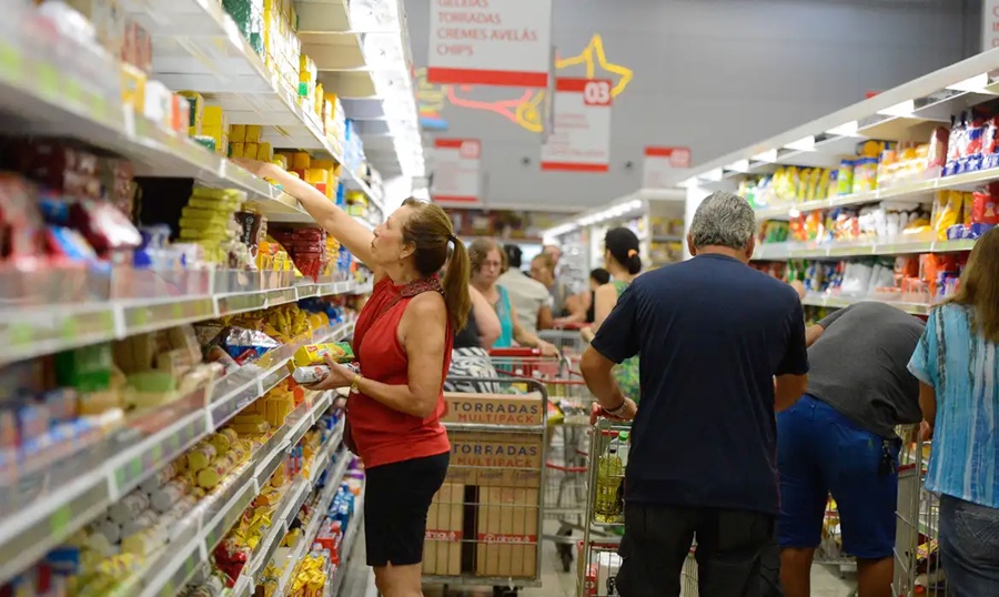 Cesta básica fica mais cara em 17 capitais brasileiras em junho, mostra pesquisa