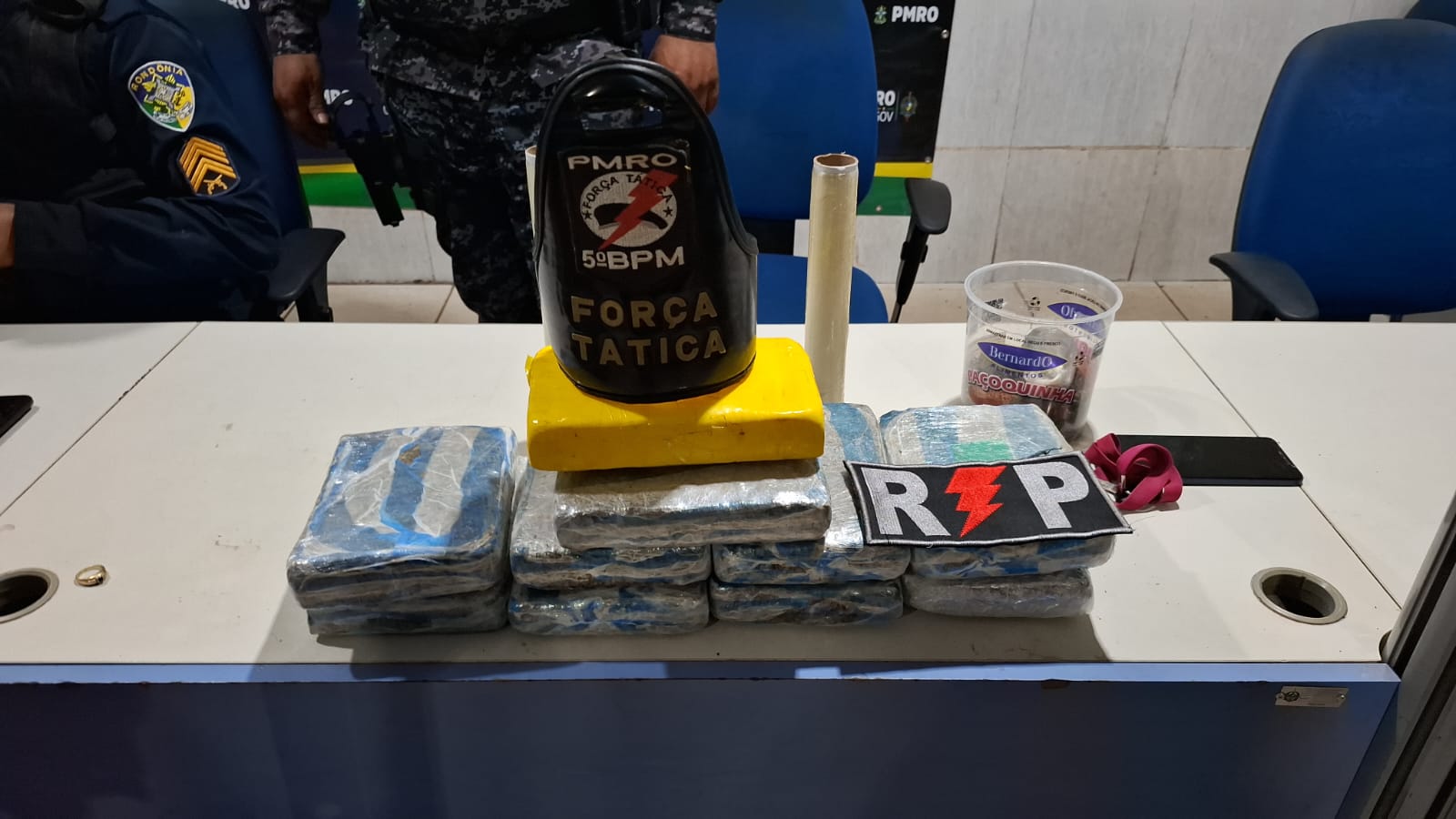PM apreende drogas, prensa e motocicleta utilizada por suspeito em casa abandonada 