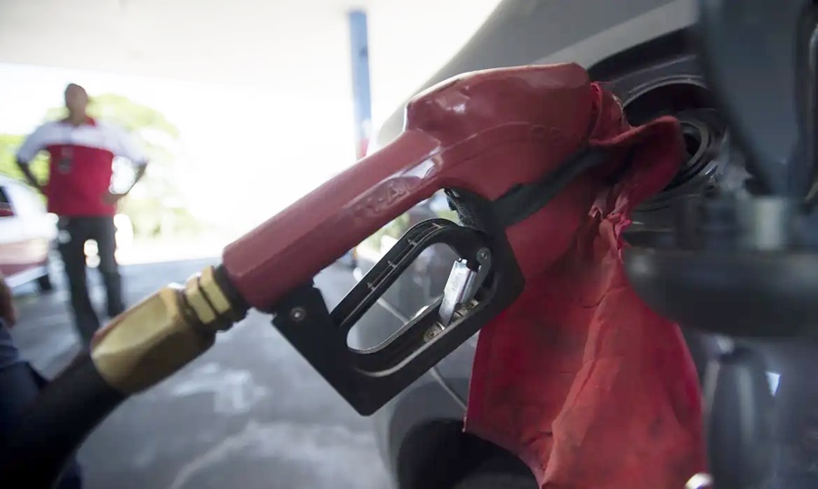 Com nova alta mundial do petróleo, governo mantém desconto na gasolina