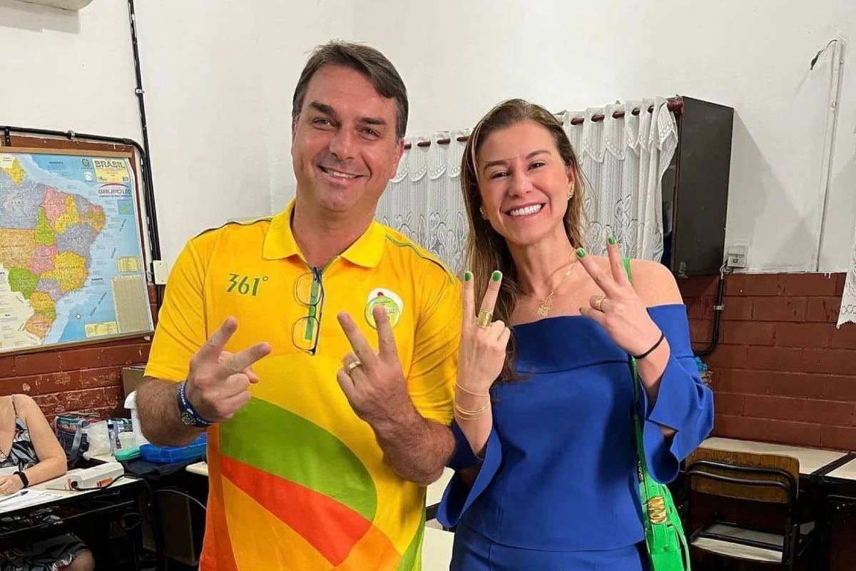 Após crise com Michelle, Flávio escala esposa Fernanda Bolsonaro para atrair mulheres
