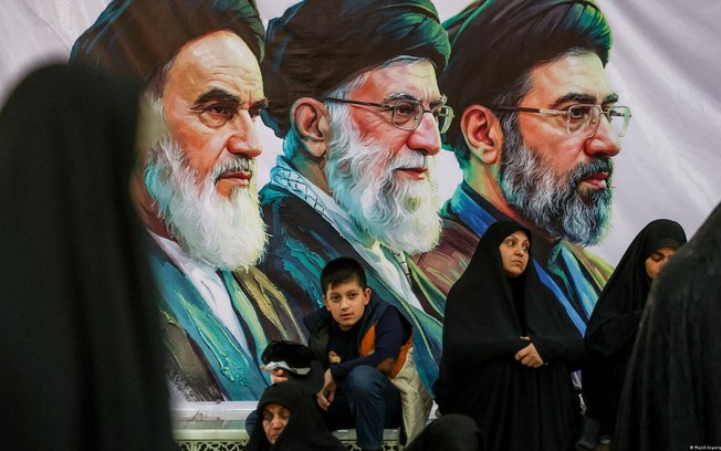 Irã inicia nova era política após sepultamento de seu líder supremo, o aiatolá Ali Khamenei
