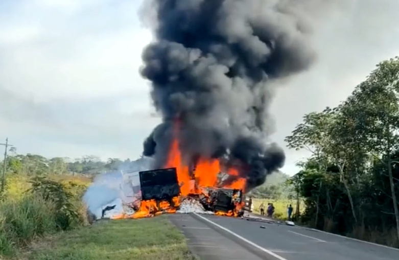 Carretas batem de frente, explodem e incendeiam carga na BR-364 