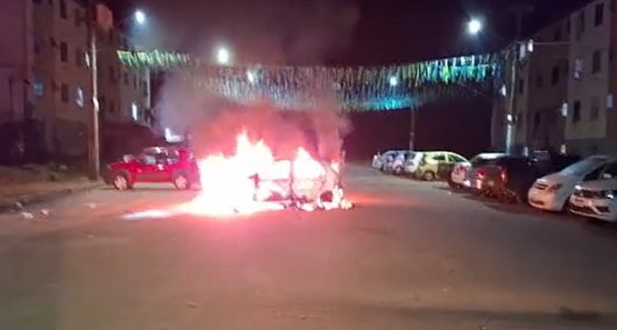 Carro é incendiado durante a madrugada no Orgulho do Madeira