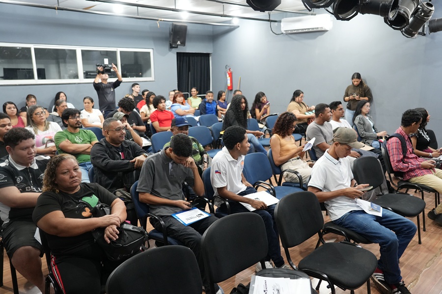 Mutirão de Empregos: Participantes vão em busca de vagas no mercado de trabalho