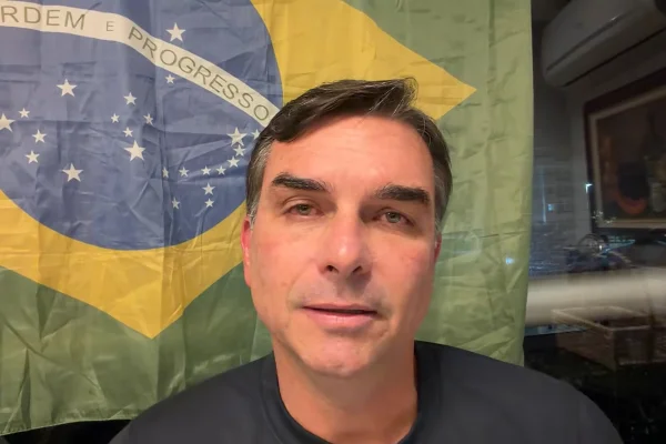 Flávio diz que Alexandre de Moraes está "insano" e que ministro tenta “interferir nas eleições”
