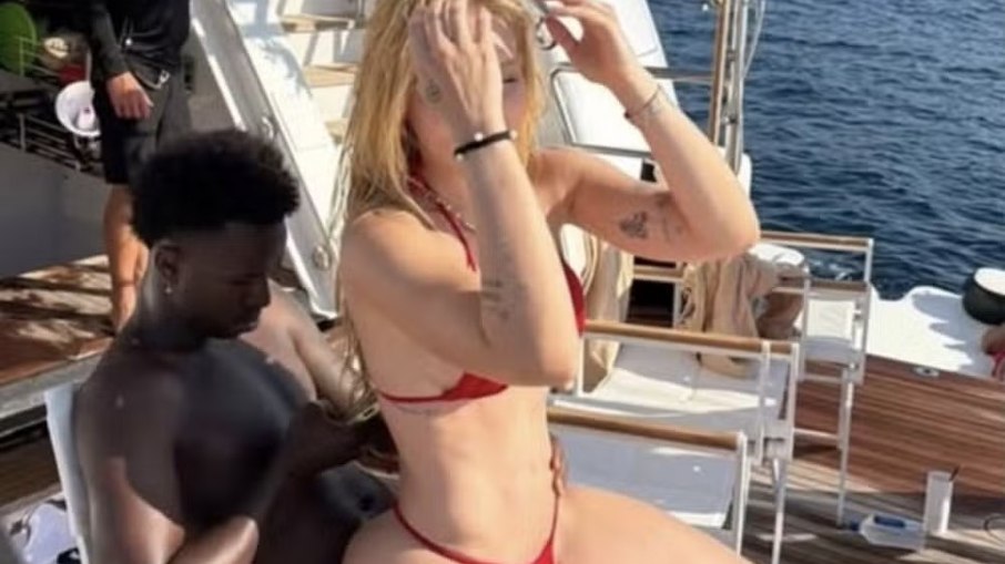 Virginia aparece sentada no colo de Vini Jr. durante passeio de barco após a Copa do Mundo
