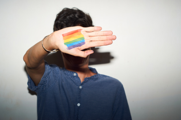 Empresas devem indenizar ex-funcionário por associar orientação sexual a HIV
