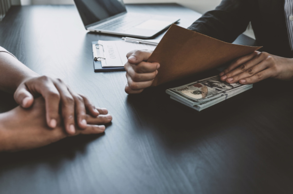 Falha administrativa sem dolo comprovado não configura fraude à licitação
