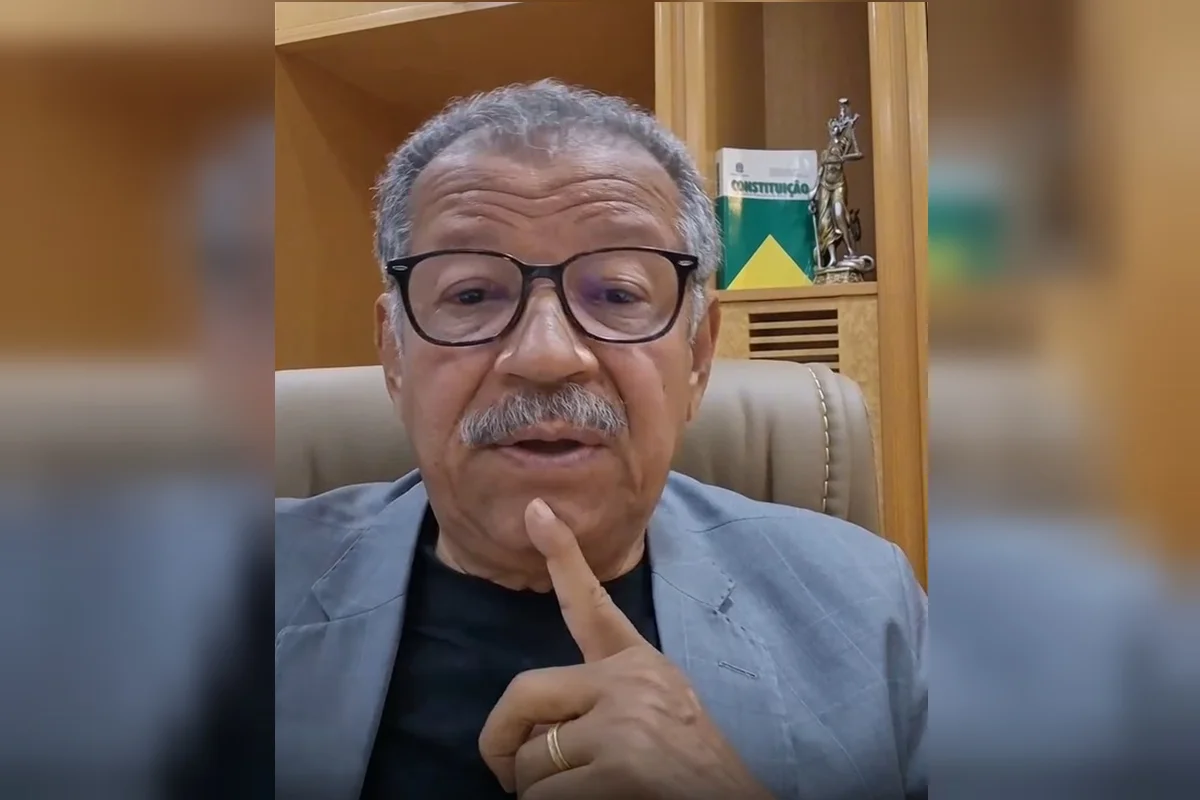 Desembargador aposentado pede que Flávio Bolsonaro "dê a mão" a Michelle e Zem