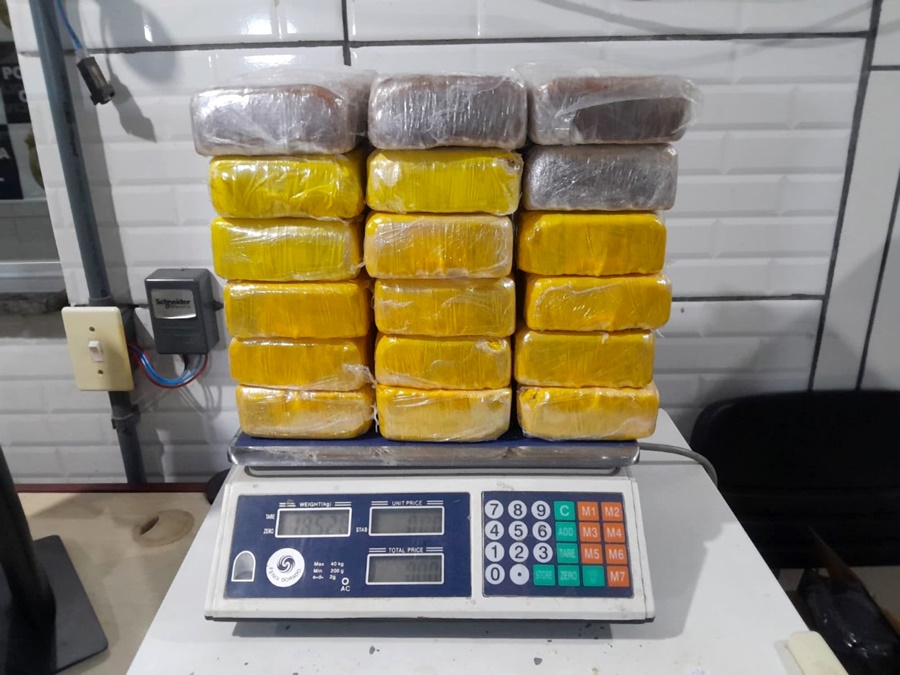 PRF apreende 18,5 kg de cocaína na entrada de Porto Velho; suspeito foge para mata