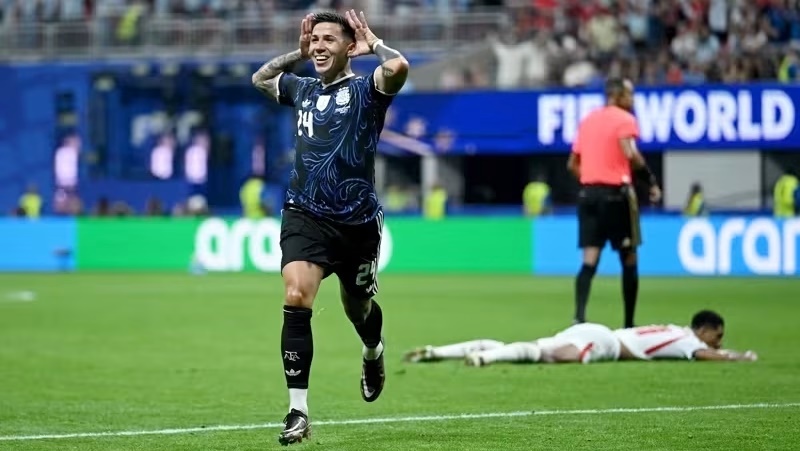Argentina vira nos acréscimos, elimina a Inglaterra e vai à final da Copa