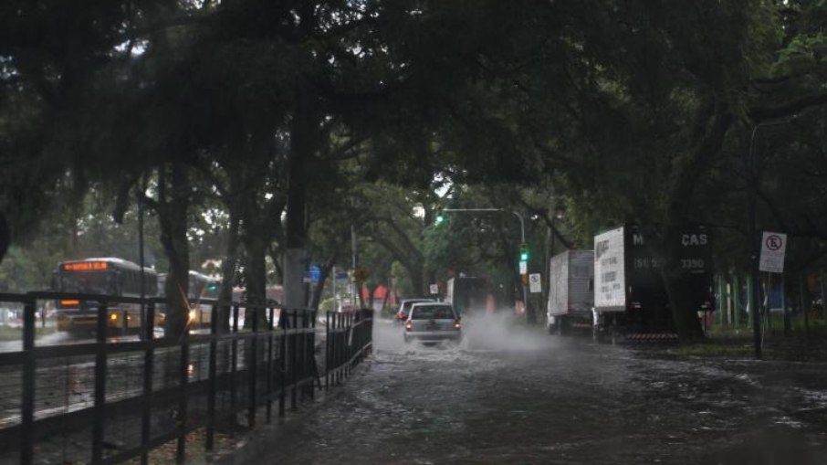 Temporais extremos voltam ao Rio Grande do Sul com calor e chance de tornados
