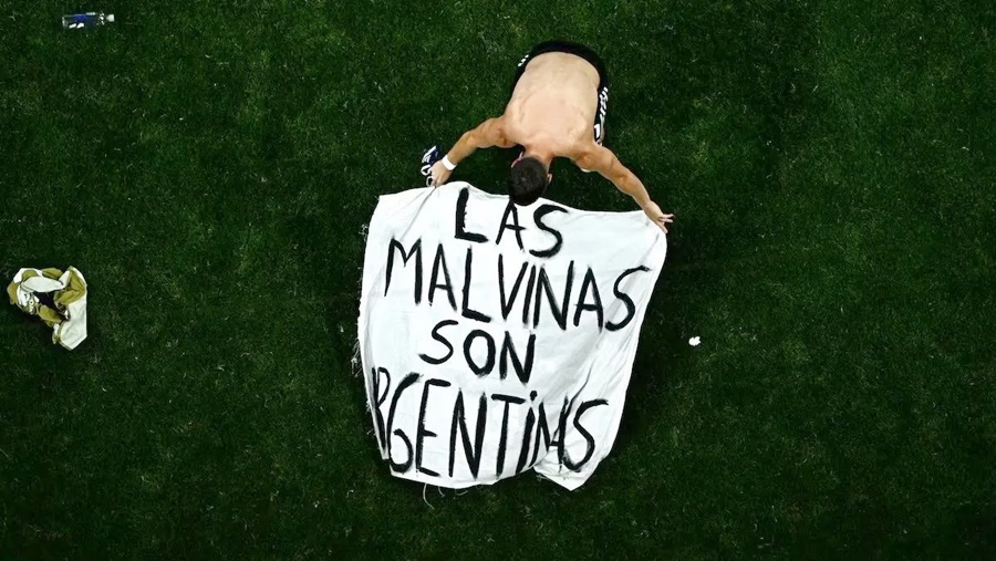 Argentina pode sofrer punições da Fifa por conta da faixa de Malvinas; veja