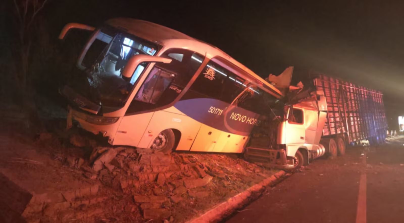 Dois morrem e outros 12 ficam feridos em grave acidente envolvendo ônibus e carreta
