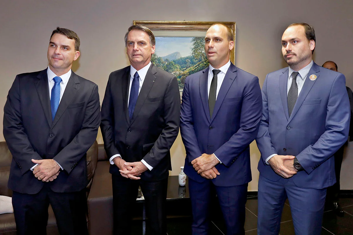 Moraes proíbe visitas de todos os filhos de Bolsonaro e outras pessoas até a eleição: "Isolado"