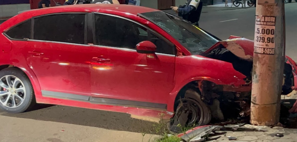 Carro sai da pista, atinge poste e deixa motorista ferido em Porto Velho