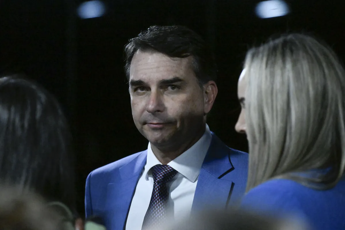 Após ameaças, Flávio aumenta segurança e usará colete à prova de balas permanentemente
