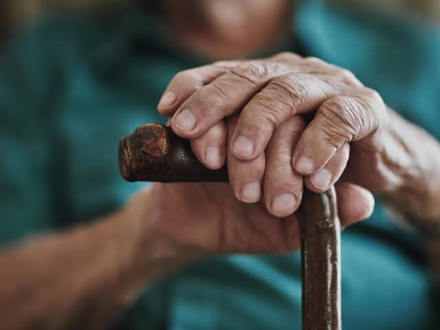 Mulher é presa em flagrante após furtar R$ 3 mil de idoso de 81 anos em Candeias 