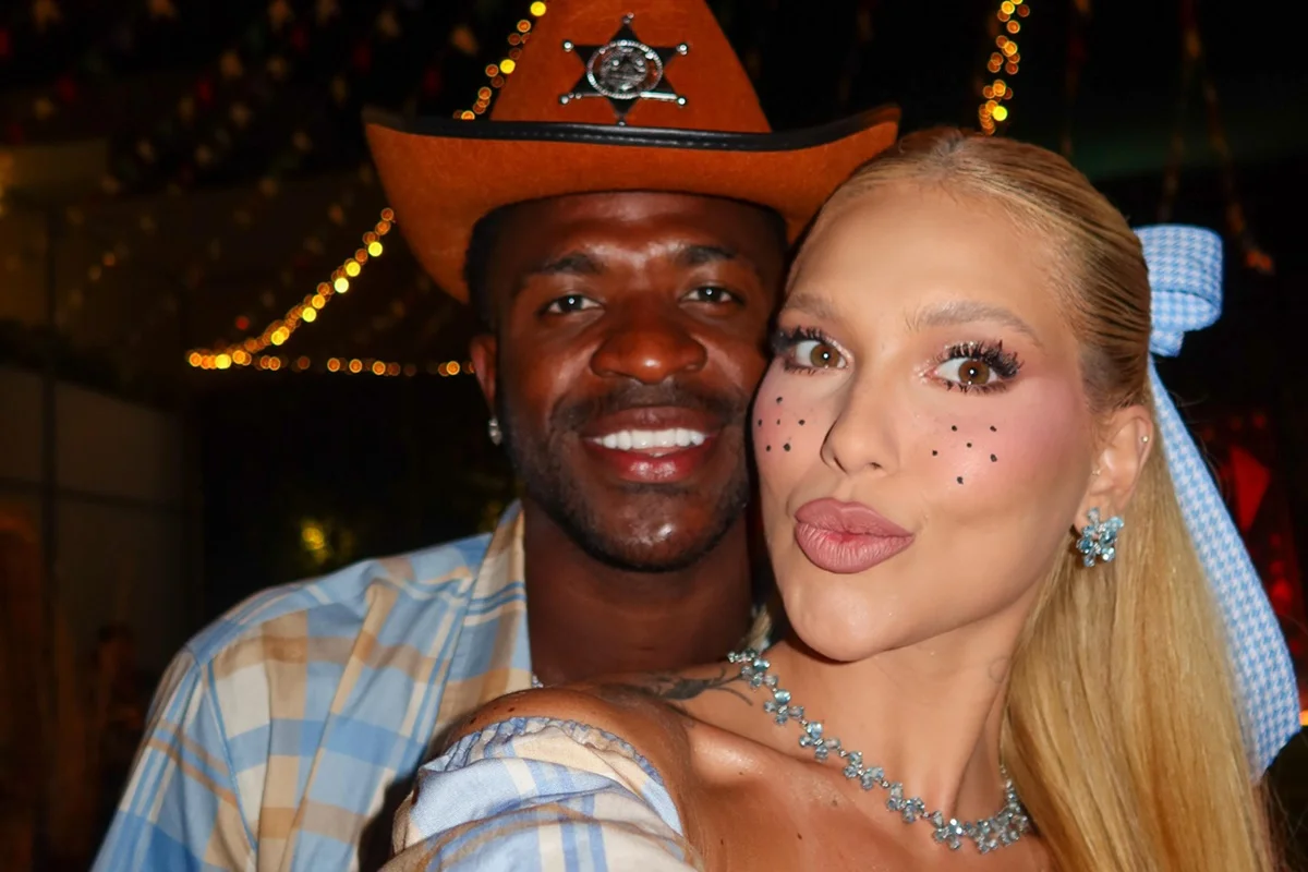 Virginia Fonseca e Vini Jr. posam durante festa julina na casa do jogador no Rio de Janeiro