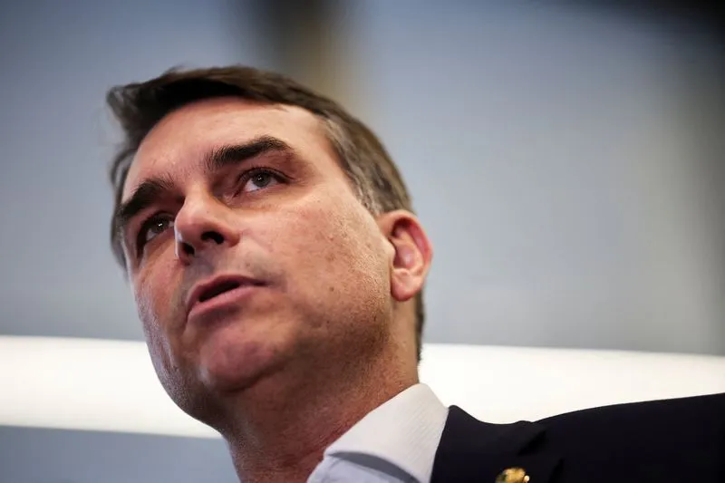 Com neutralidade do PP, Republicanos e Podemos se afastam de Flávio e isolam senador
