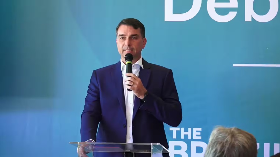 Centrão isola Flávio Bolsonaro e avisa candidato: "Vai na frente que não vamos depois"
