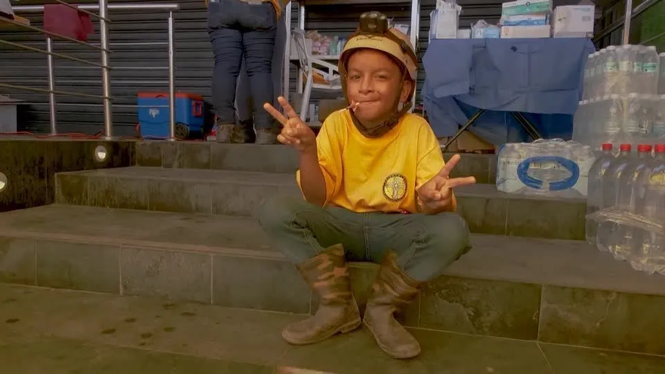 Garoto de 10 anos se torna socorrista na Venezuela após grandes terremotos: "El Topito"
