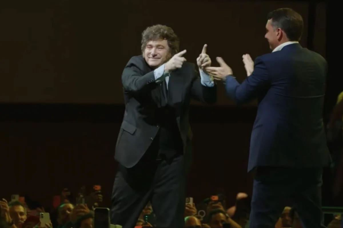 Em convenção do PL, Presidente Javier Milei declara apoio a Flávio Bolsonaro: "Avante Brasil!"