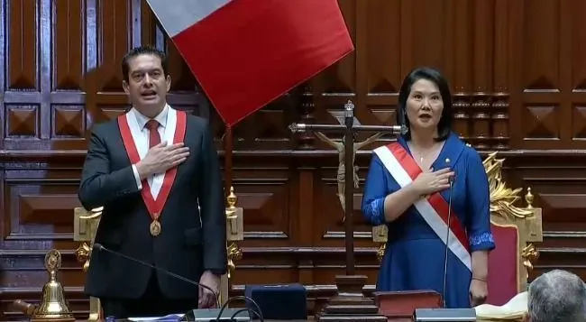 Em posse, Keiko Fujimori promete firmeza e coragem para "encarar realidade" no Peru
